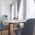 Light One Bed Flat Next To The Lift Διαμέρισμα *