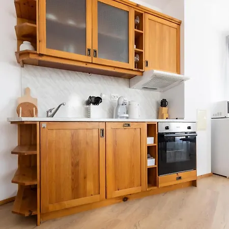 Light One Bed Flat Next To The Lift * バンスコ