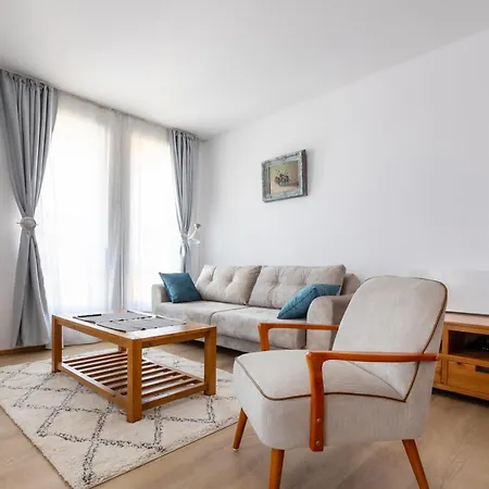 Light One Bed Flat Next To The Lift Апартаменты *