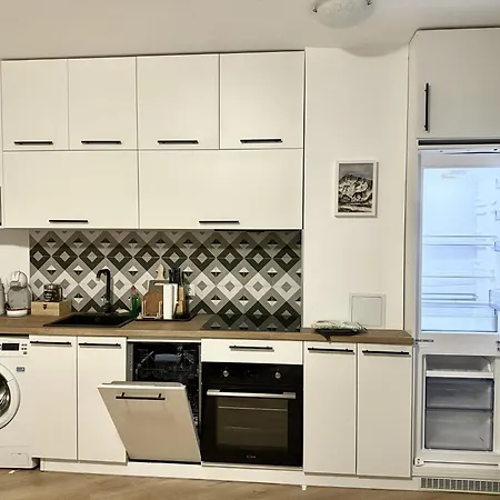 Light One Bed Flat Next To The Lift Apartment